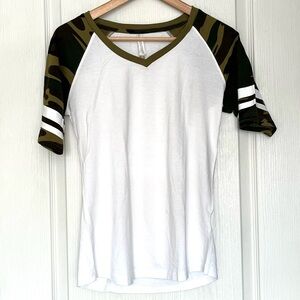 Authentic T-Shirt Company ATC White Camo V-Neck Gorpcore Military Utility Size M